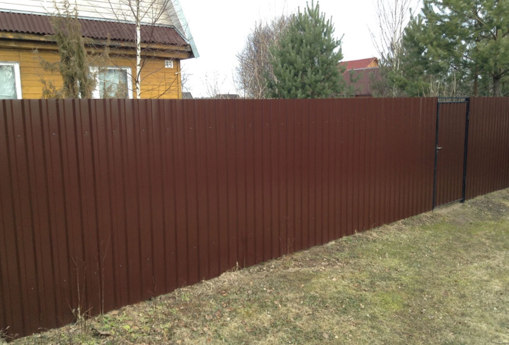 забор коричневого цвета фото