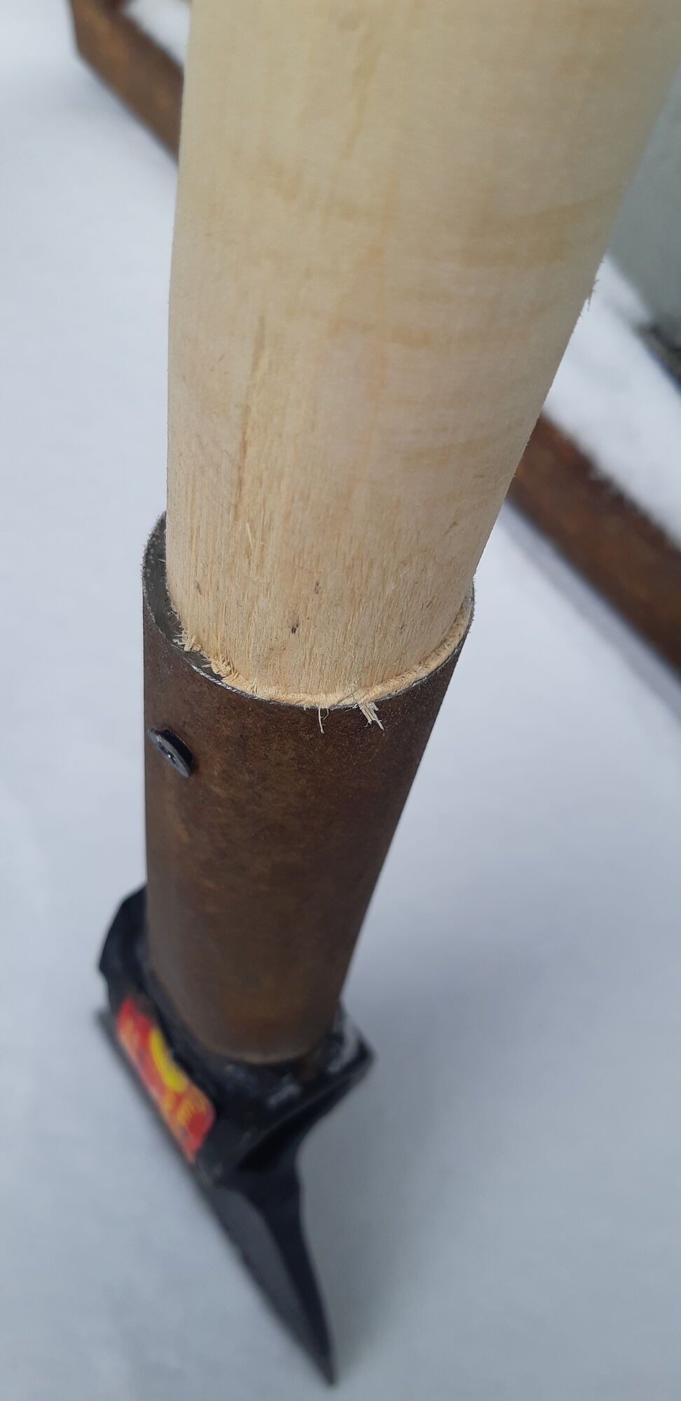 Ледоруб-топор с деревянным черенком 3