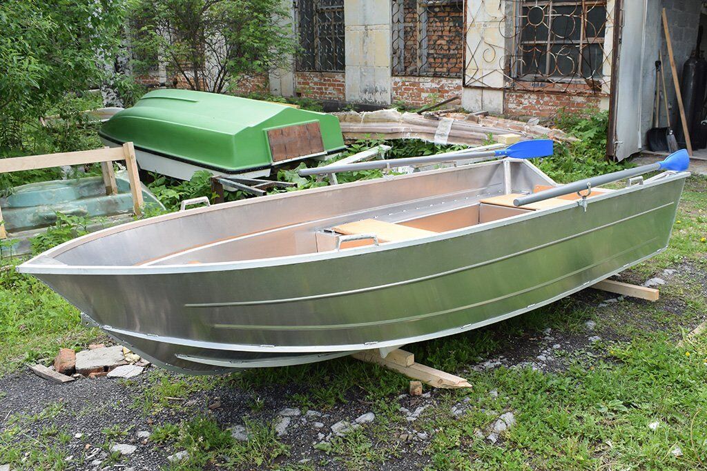 Лодка Alumax-355 C рундуками и держателями удилищ