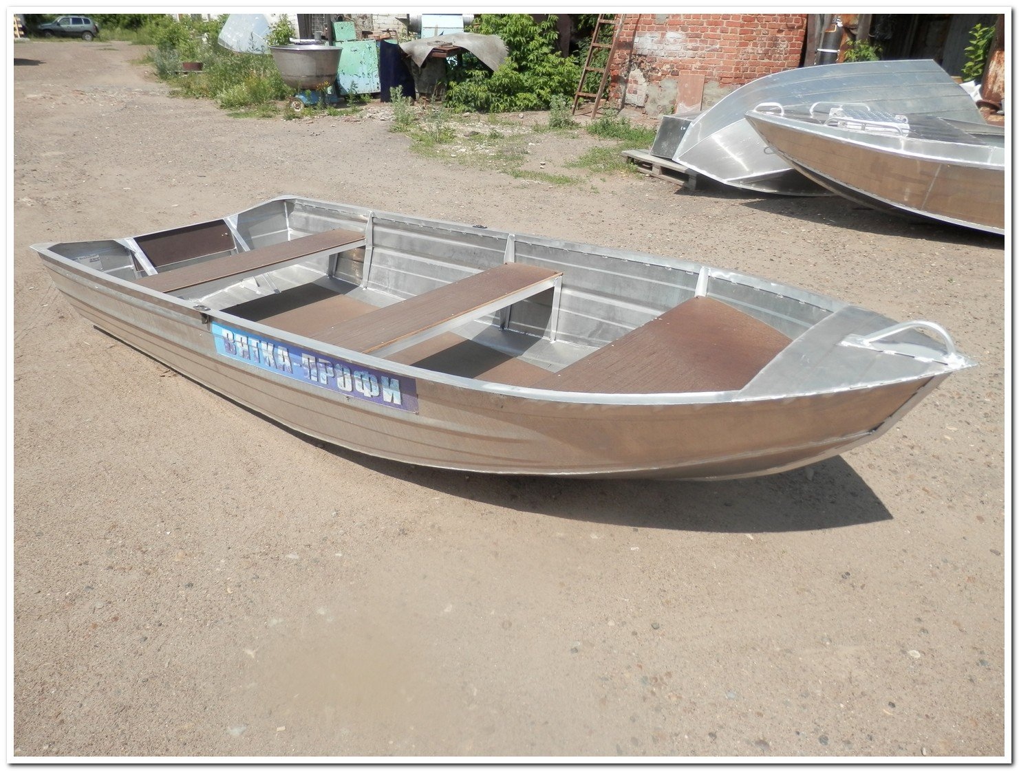 Лодка Вятка-Профи 38 c консолью.
